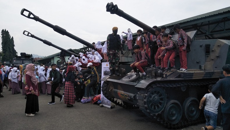 Anak-Anak SD Gembira Naik Ranpur di Pameran Alutsista Pussen Armed TNI AD
