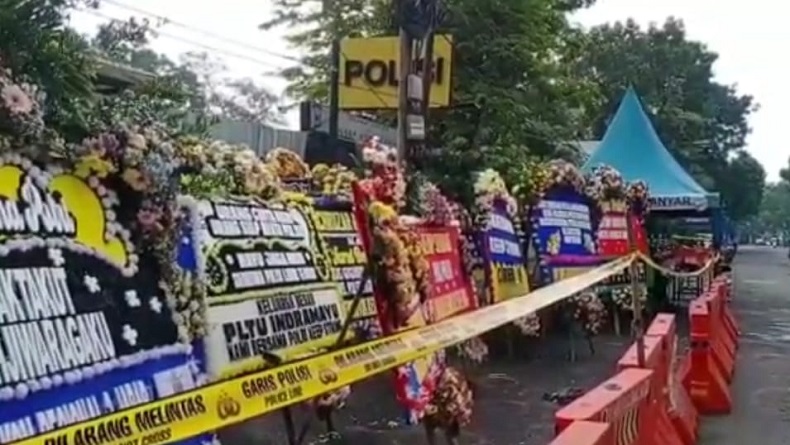 Karangan Bunga Berjejer di Depan Polsek Astana Anyar, Warga Dukung Polri Lawan Teroris