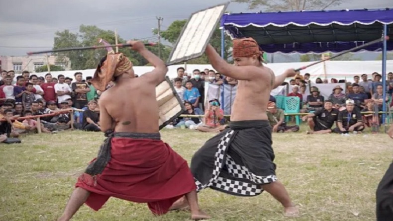 Hadiri Tradisi Peresean, Bacagub Sitti Rohmi: Pelestarian Budaya Sesuai Visi Misi Rohmi-Firin