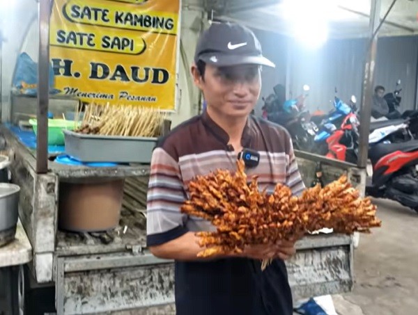 Jualan Sate Pakai Mobil Pikap, Pria Ini Raup Omzet Rp30 Juta per Bulan