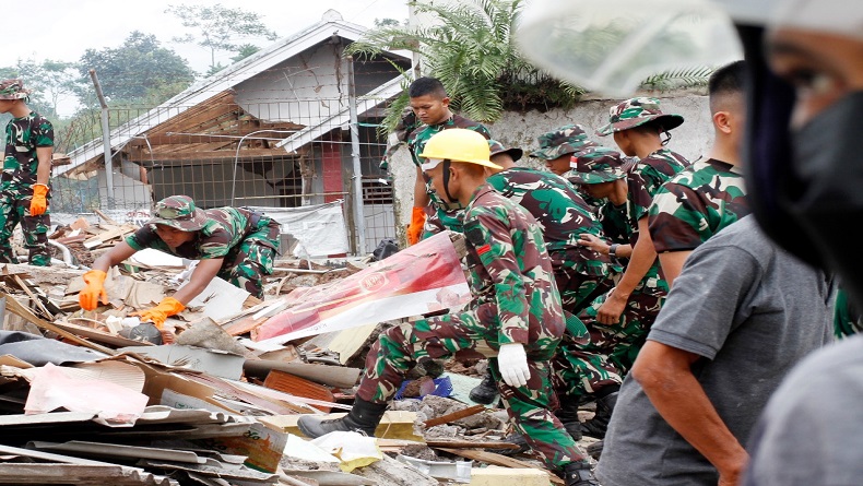 Personel TNI dan Polri Serentak Bersihkan Puing Rumah Roboh Terdampak Gempa Cianjur
