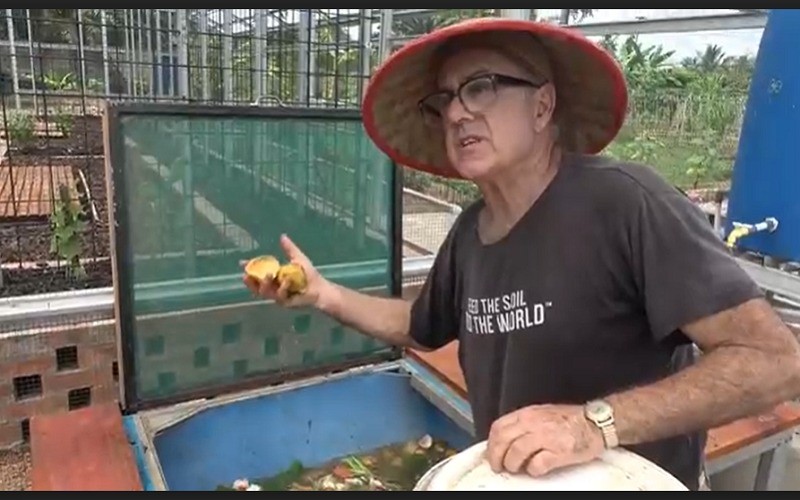 Kisah Bule Asal Australia Mengolah Sampah Jadi Kompos dengan Cepat Tanpa Bau di Palembang