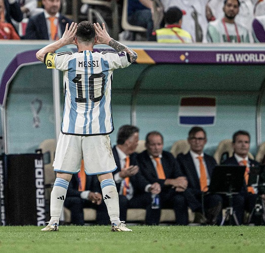 Lionel Messi Tiru Selebrasi Roman Riquelme Depan Muka Van Gaal, Ada Masalah Apa?