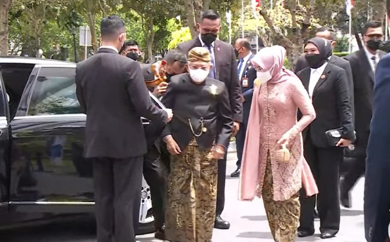Akan Beri Nasihat di Akad Nikah Kaesang-Erina, Wapres Ma'ruf Amin Kenakan Beskap dan Blangkon
