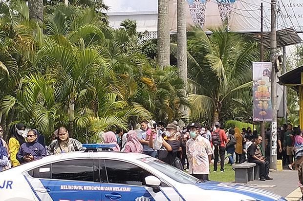 Masyarakat Padati Depan Lokasi Akad Nikah Kaesang-Erina