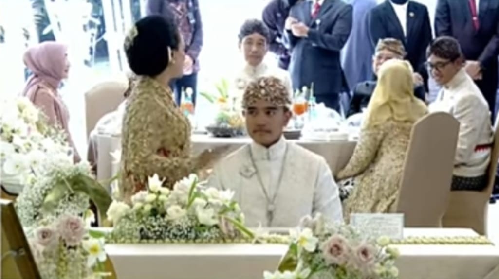 Momen Iriana Jokowi Tepuk Pundak Kaesang Jelang Akad Nikah Viral, Netizen: Tepukan Ibu Menenangkan