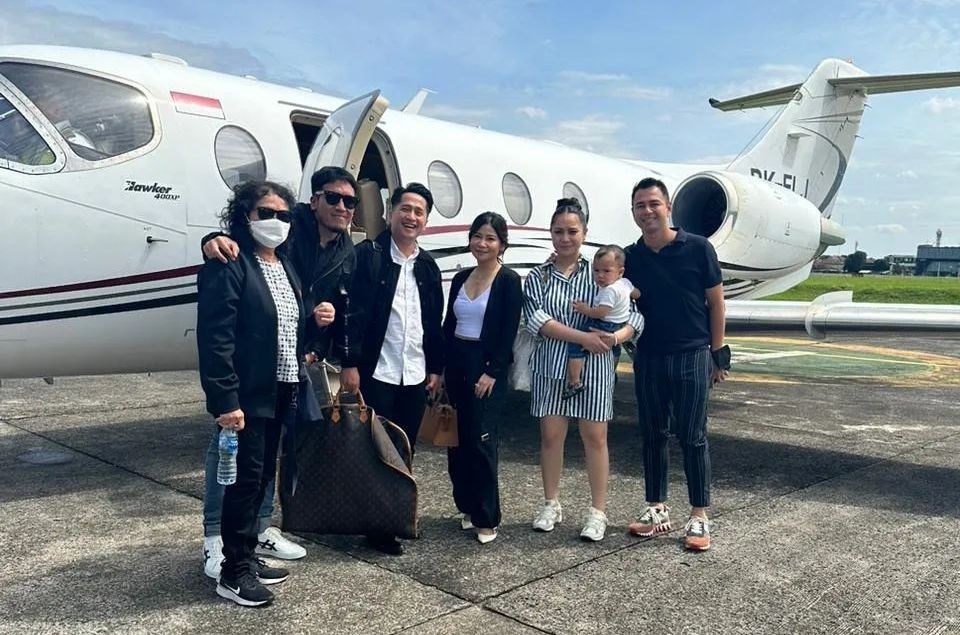 Pakai Jet Pribadi, Desta Bawa Ibunda Bertemu Presiden Jokowi di Pernikahan Kaesang-Erina