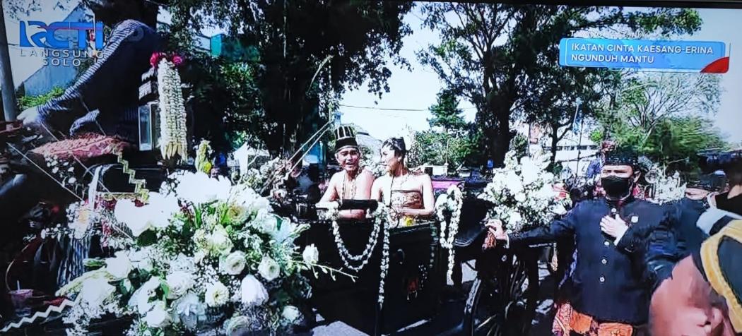 Kereta Kencana Kaesang-Erina Ditarik 6 Kuda Gagah, Ribuan Masyarakat Antusias