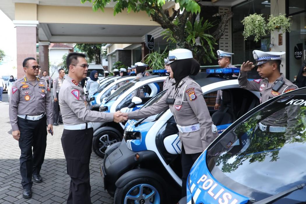 Polisi Gunakan Mobil Listrik Mungil Amankan Pernikahan Kaesang-Erina