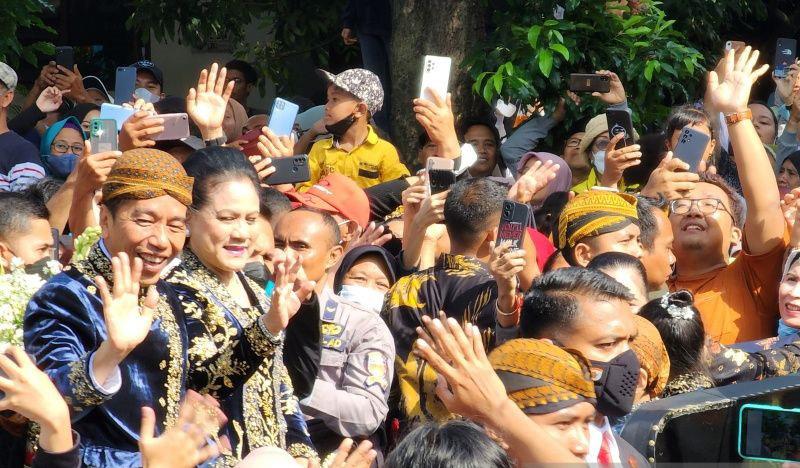 Senyum Semringah Jokowi Sapa Ribuan Warga yang Padati Rute Kirab Pernikahan Kaesang-Erina