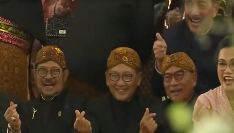 Foto Bersama di Pernikahan Kaesang-Erina, Para Menteri Jokowi Kompak Pose Finger Heart