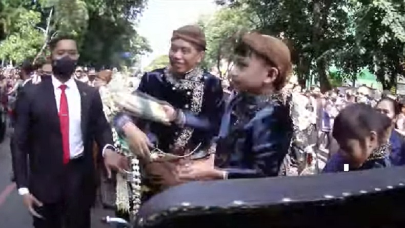 Naik Kereta Bareng Jokowi, Jan Ethes Semringah Bagikan Bingkisan ke Warga