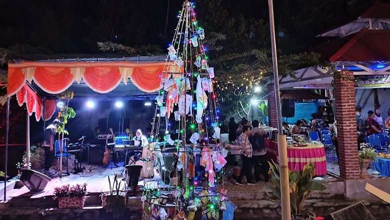 Krèatif, Komunitas Umat Kristiani Oukumene Bone Bolango Sulap Sampah Plastik Jadi Pohon Natal