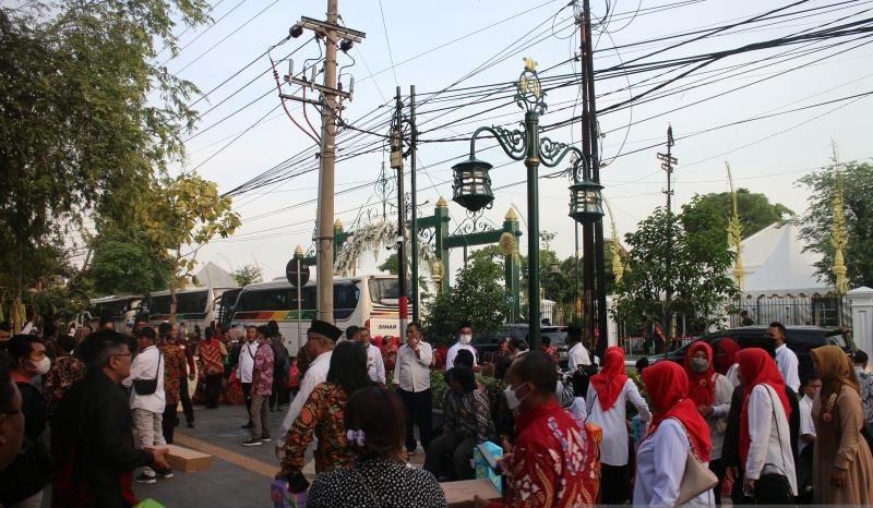 Belasan Ribu Relawan Jokowi Padati  Depan Mangkunegaran Sambut Kirab Kaesang-Erina