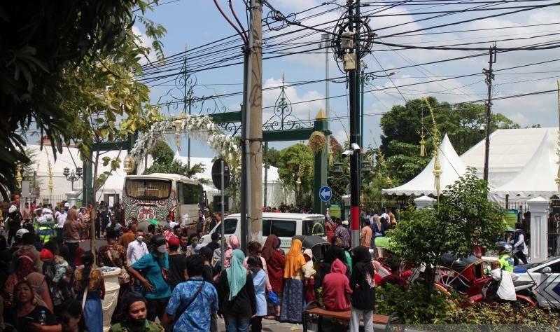  Ribuan Tamu Undangan VIP-VVIP Hadiri Resepsi Pernikahan Kaesang-Erina di Mangkunegaran