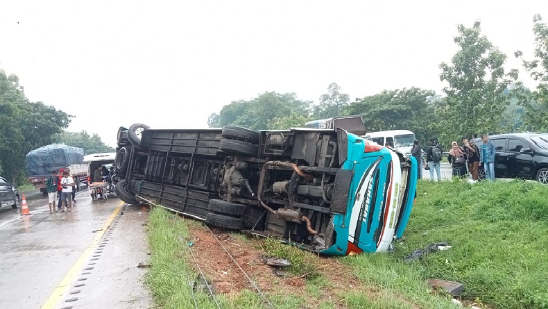 Bus PO Sahabat Prima Terguling di Tol Cipali Subang, Diduga Akibat Rem Blong