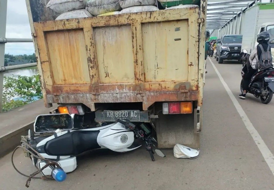 Viral Aksi Heroik Polisi Motor Dinasnya Jadi Ganjalan Truk yang Mundur di Jembatan