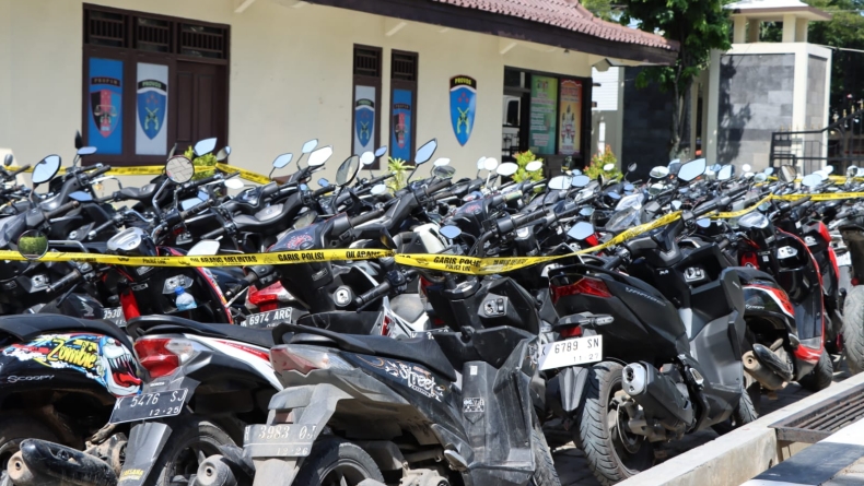 Polisi Gerebek Arena Judi Sabung Ayam di Demak, Ratusan Penjudi Kocar-Kacir Tinggalkan Motor