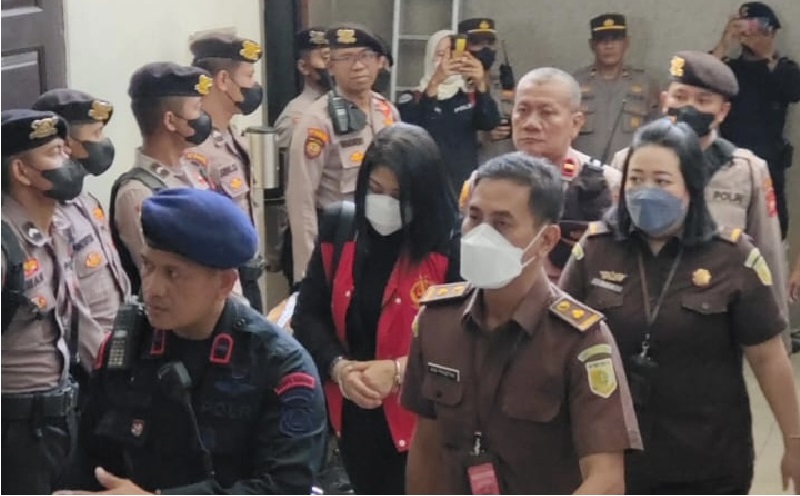 Berpakaian Serba Hitam, Putri Candrawathi Tiba di PN Jaksel untuk Beri Kesaksian