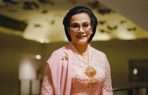 Momen Sri Mulyani Berkebaya Ikutan Jongkok Bareng Menteri Laki-laki di Depan Kaesang-Erina