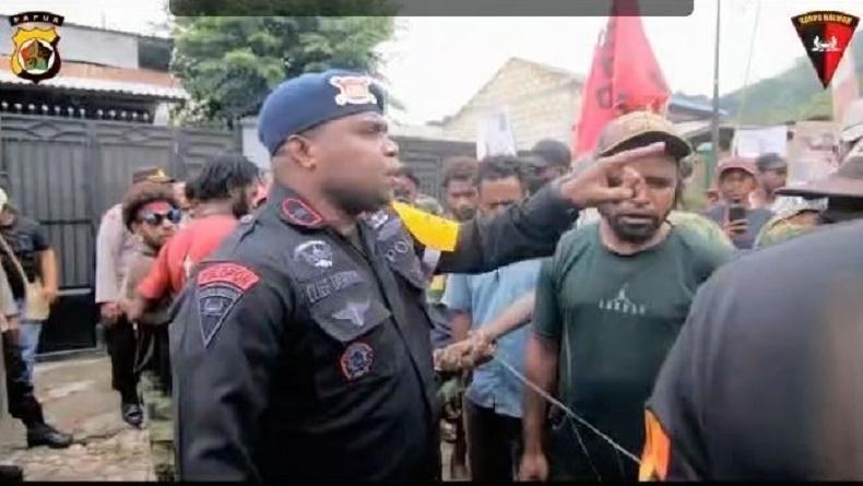 Viral Aksi Tegas Komandan Brimob Polda Papua Hadapi Pendemo, Semua Langsung Diam Tertunduk