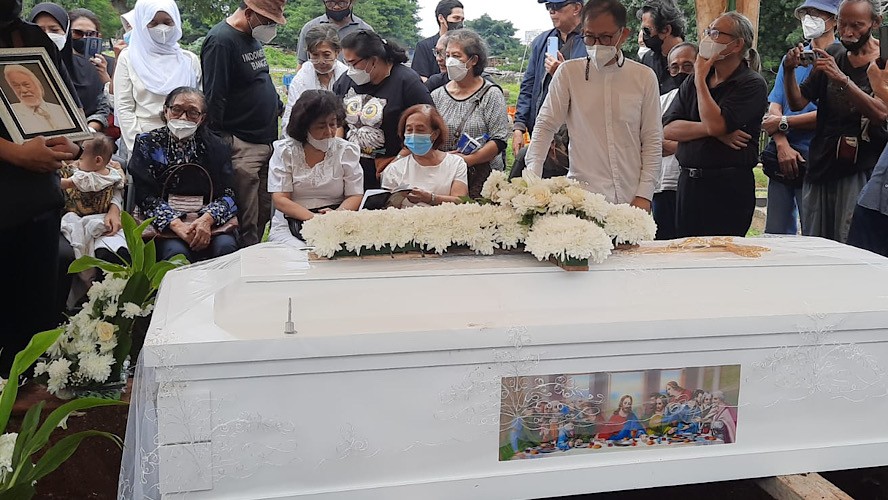 Remy Sylado Dimakamkan Siang Ini, Tangis Sang Istri Pecah saat Jenazah Diturunkan ke Liang Lahat