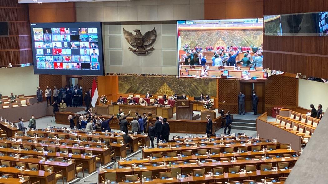 Momen Anggota DPR Antre Selfie dengan Laksamana Yudo Margono usai Pengesahan Panglima TNI