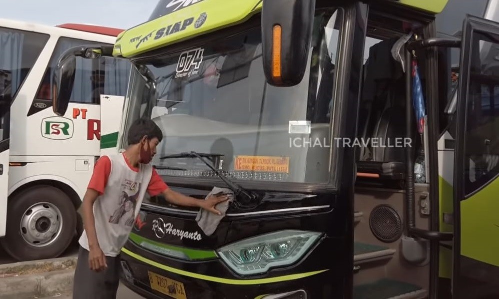 Intip Orang Paling Berjasa di Balik Bersih dan Kinclongnya Bus di Terminal