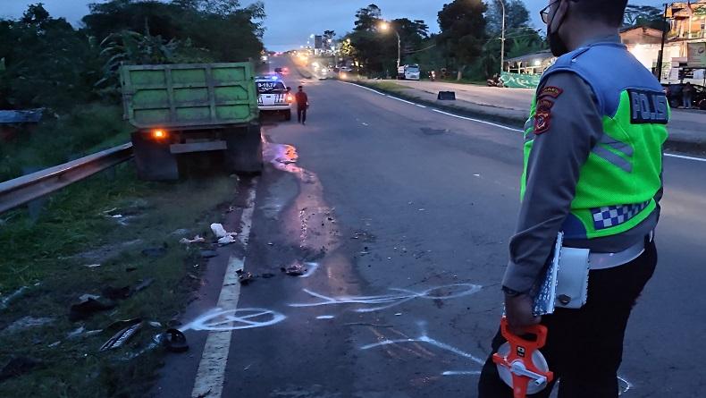 Nyalip Minibus dari Kiri, Pemotor Tewas usai Tabrak Truk Parkir di Sukabumi