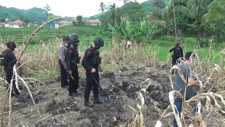 Ledakan Misterius di Kebun Jagung Saguling KBB Diduga Peluru Meriam Nyasar