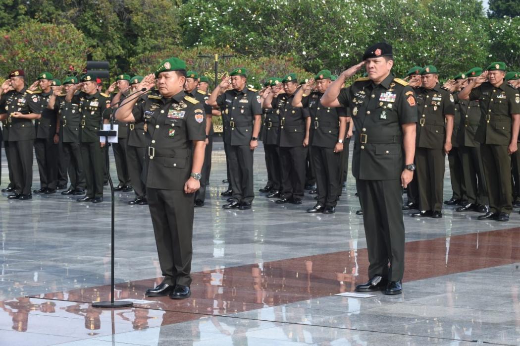 Peringati Hari Juang Ke-77 TNI AD, Jenderal Dudung Tabur Bunga di Makam Senior KSAD