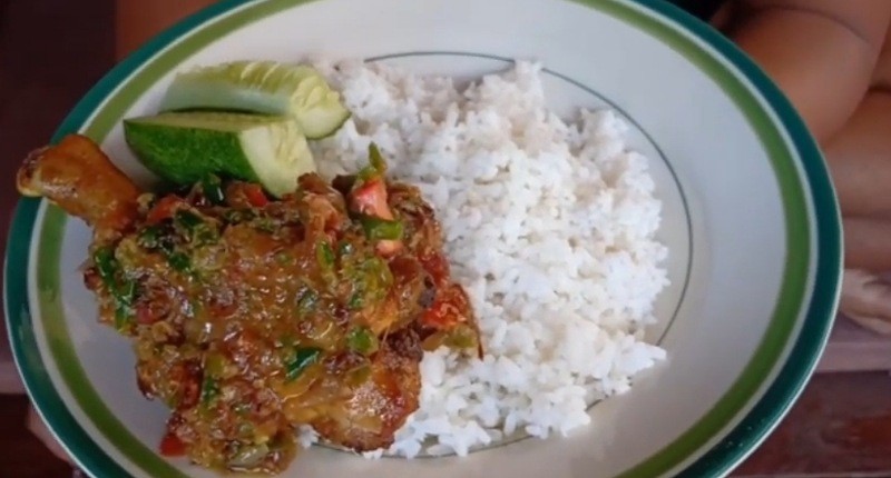 Mencicipi Resep Sambal Pecak Ayam yang Enak, Intip Cara Buatnya!