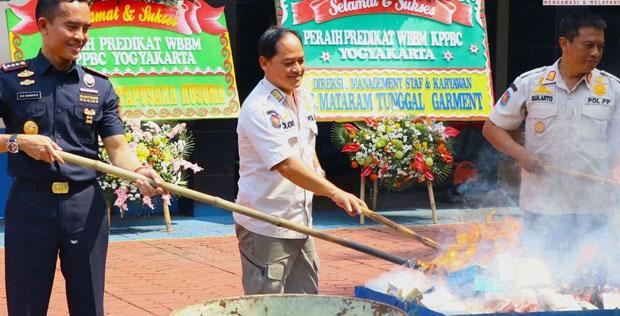 Bea Cukai Musnahkan Ratusan Ribu Rokok Ilegal sampai Sex Toys Hasil Sitaan