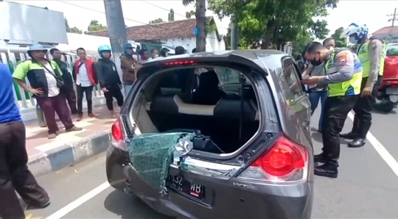 Kecelakaan Beruntun di Jalur Pantura Situbondo, Truk Sampah Tabrak 2 Mobil