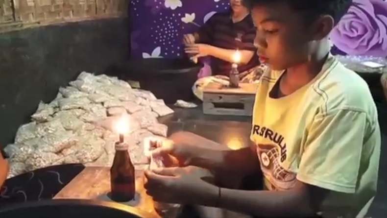 Kisah Pilu Bocah SD Yatim di Lotim, Kerja Serabutan Demi Sekolah dan Hidupi Kakek