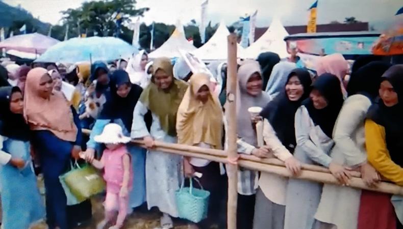 Ratusan Warga Purbalingga Berdesakan Berebut Pembagian Beras dan Ikan Lele Gratis