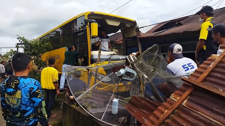 Bus Pariwisata Tabrak 2 Rumah dan 1 Bengkel di Sumbar, 3 Warga Terluka