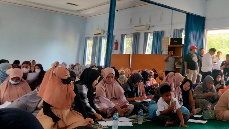 Diduga Dipungli Rp10 Juta per Orang, Ratusan Korban PHK Lapor ke Disnaker Karawang  