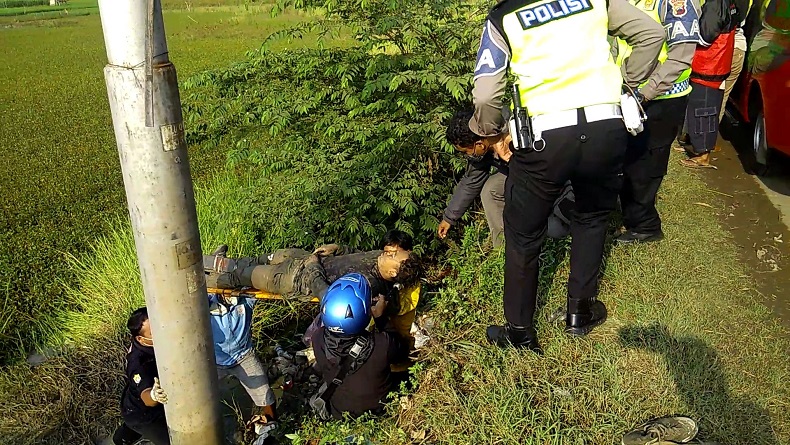 Mengantuk Usai Pulang Kerja, Pengendara Motor Oleng Hingga Terjun ke Sawah