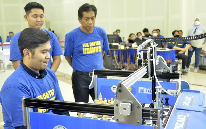 Robot Catur Kampus Udinus Kembali Buktikan Kecanggihannya, Kalahkan GM Novendra 2 Kali