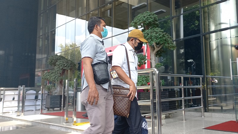 Wakil Ketua DPRD Jatim Sahat Tua Simanjuntak Tiba di Gedung KPK, Bawa 2 Tas