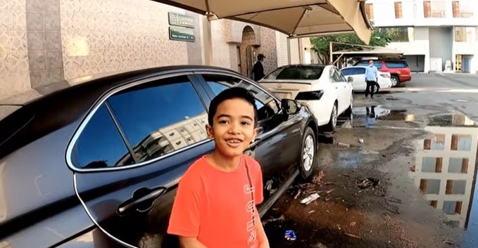 Viral Bocah asal Indonesia Hidup Kaya Raya di Arab, Punya Koleksi Mobil dari Lexus hingga Ferrari