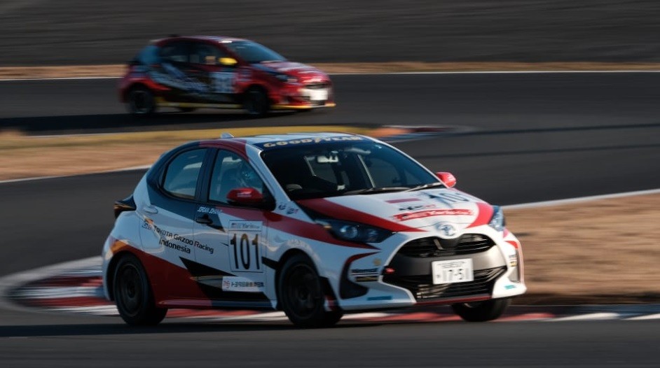 Gunakan Mobil Standar Pembalap Muda Indonesia Libas 14 Mobil, Mekanik Jepang Acungi Jempol