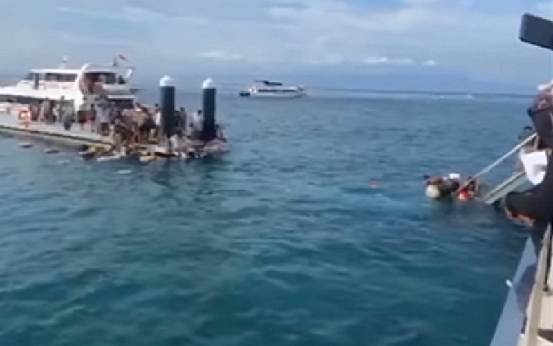Viral Jembatan Penyeberangan Nusa Penida Ambruk, Puluhan Wisatawan Tercebur ke Laut