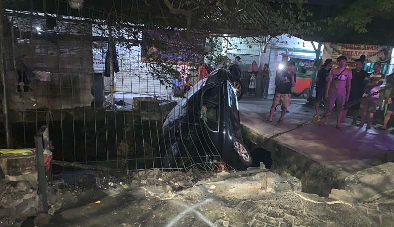 Mobil BMW Terperosok di Kali Jalan Sumur Bor, Sopir Diduga Hilang Kendali