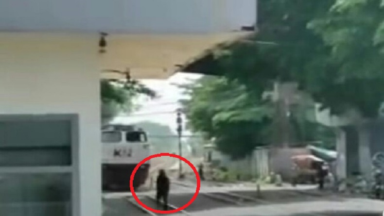 Viral Pejalan Kaki Nyaris Tewas Tertabrak Kereta Cikuray di Cimindi Cimahi