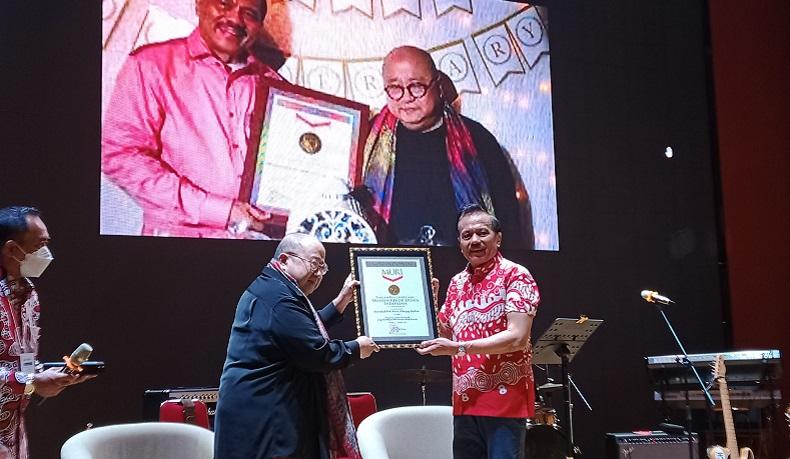 Mantan KSAU Chappy Hakim Terima Rekor MURI sebagai Pengarang Buku Terbanyak