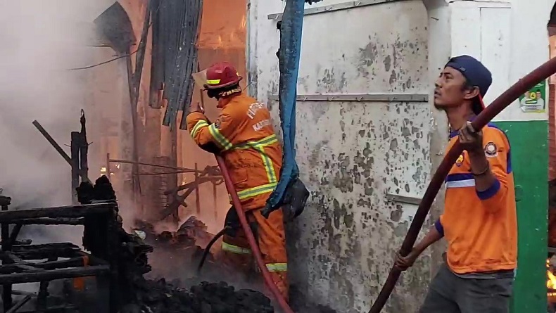 Diduga Korsleting Listrik, Ratusan Kios di Pasar Ciawi Tasikmalaya Terbakar Hebat