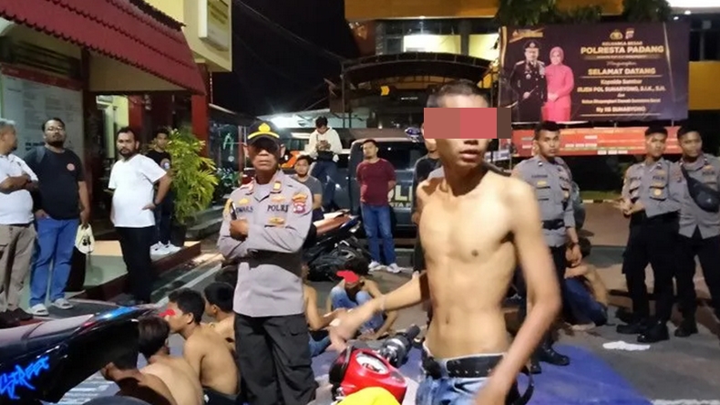 Polisi di Padang Nyaris Kena Bacok saat Bubarkan Tawuran, Pelaku Ditangkap