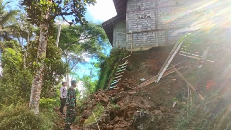 Diterjang Longsor, Bangunan SD di Trenggalek Nyaris Ambruk